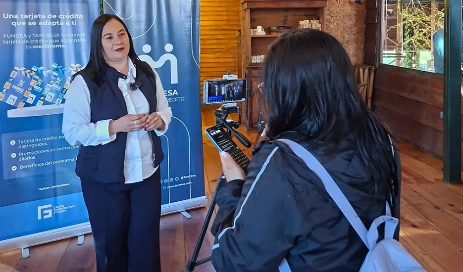 Representante de TARCRESA durante la presentación de la Tarjeta de Crédito FUNDEA.