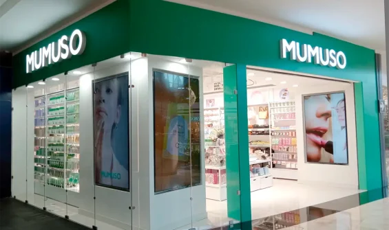 Exterior de una tienda MUMUSO donde puedes comprar con la Tarjeta de Crédito MUMUSO