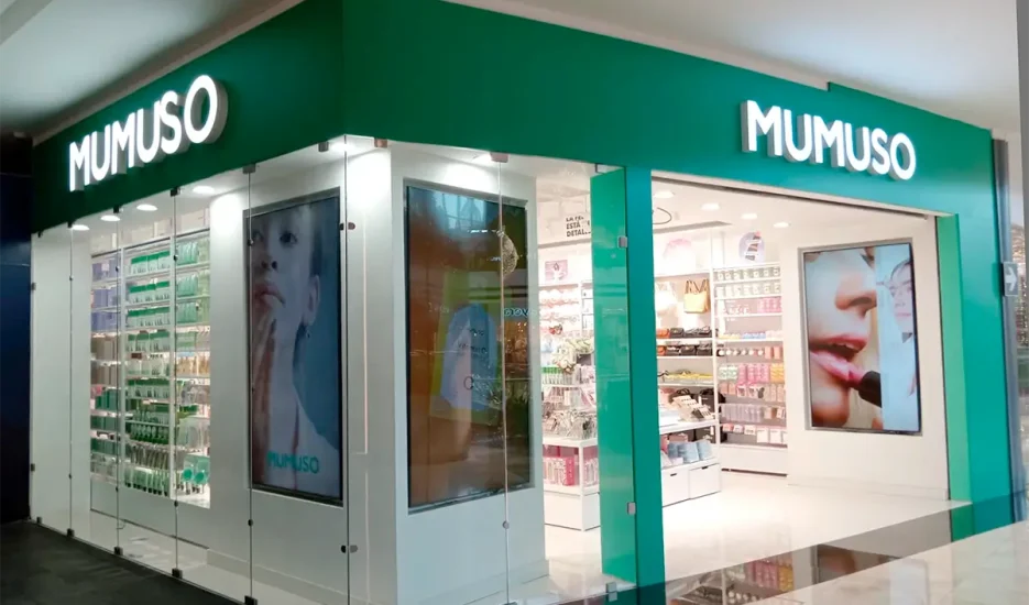 Exterior de una tienda MUMUSO donde puedes comprar con la Tarjeta de Crédito MUMUSO